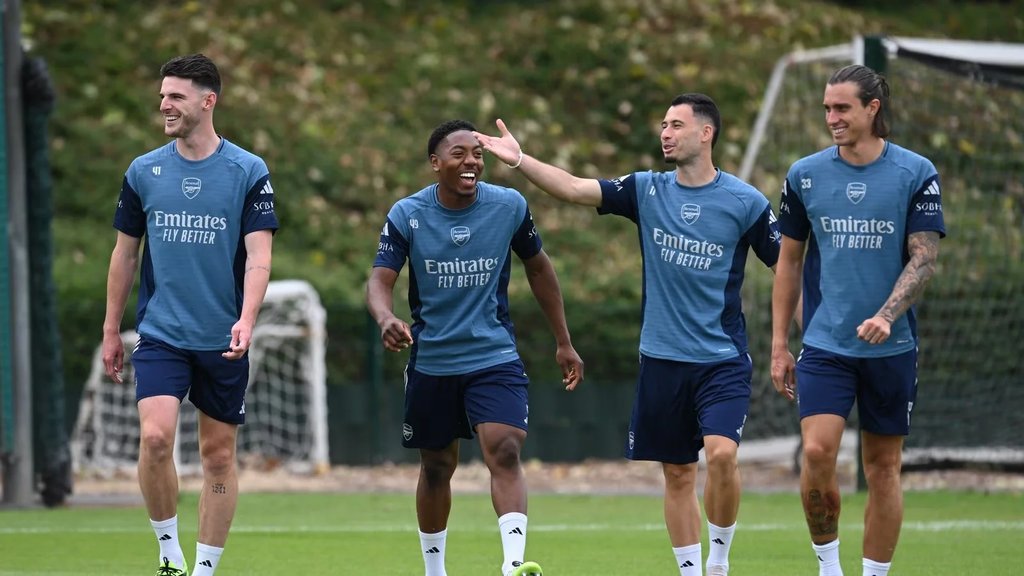Arsenal star spotted without protective boot as recovery accelerates after surgery